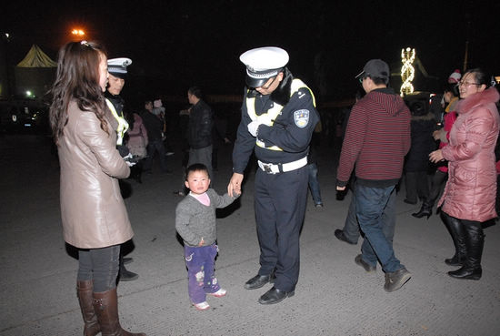 护航“元宵焰火晚会”&nbsp;泸州300交警全力保畅通(图6)