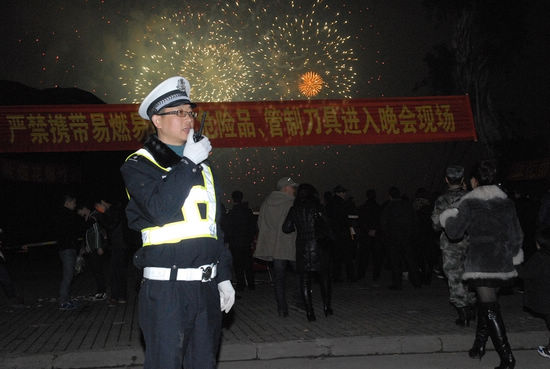 护航“元宵焰火晚会”&nbsp;泸州300交警全力保畅通(图5)
