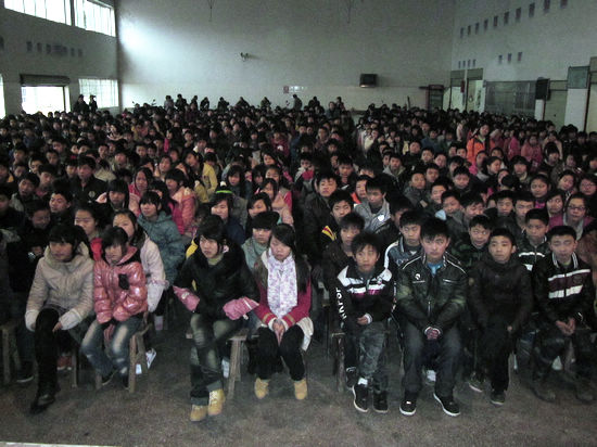 马岭中学:开学典礼 镇长、校长亲授安全教育课(图2) 马岭中学:开学典礼 镇长、校长亲授安全教育课(图2)