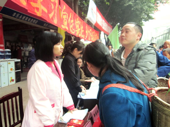 丰乐镇:开展流动人口“关爱关怀”专项活动(图2) 丰乐镇:开展流动人口“关爱关怀”专项活动(图2)