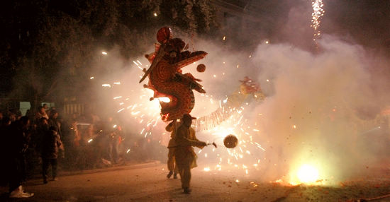 胡市镇：火龙烧花闹元宵(图2)