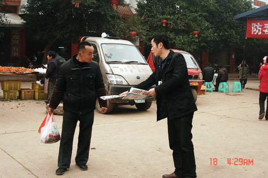 纳溪区两部一镇开展禁毒宣传活动(图2) 纳溪区两部一镇开展禁毒宣传活动(图2)