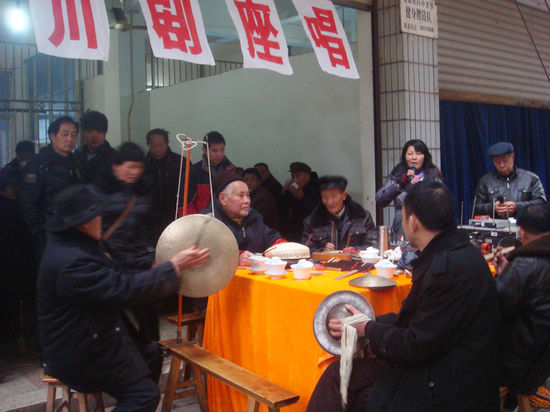 兆雅镇：川剧座唱敲响了