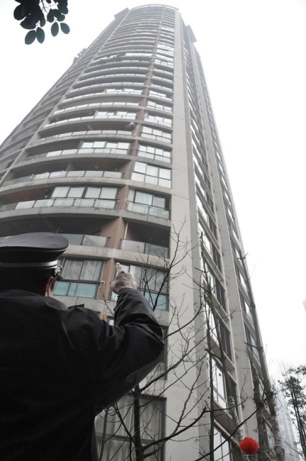 泸州酒城花园一楼房26楼窗户坠落 砸伤路人(图1) 泸州酒城花园一楼房26楼窗户坠落 砸伤路人(图1)