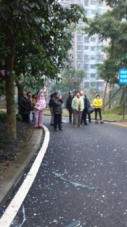 泸州酒城花园一楼房26楼窗户坠落 砸伤路人(图3) 泸州酒城花园一楼房26楼窗户坠落 砸伤路人(图3)