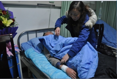 泸州酒城花园一楼房26楼窗户坠落 砸伤路人(图2) 泸州酒城花园一楼房26楼窗户坠落 砸伤路人(图2)