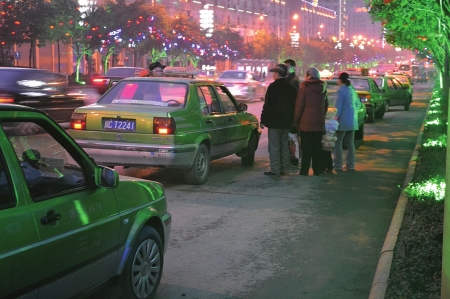 12年未增出租车&nbsp;自贡市民打的难(图1)