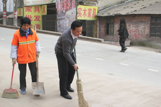 喻寺镇:百员大军扫街忙 共建清洁家园(图2) 喻寺镇:百员大军扫街忙 共建清洁家园(图2)