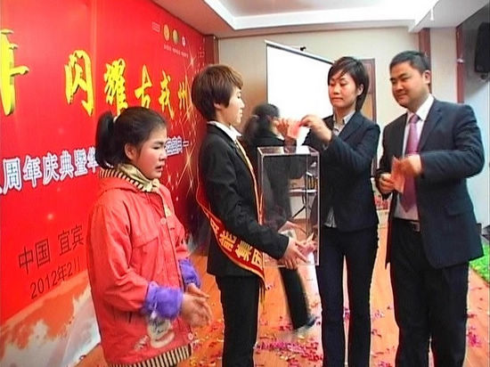 宜宾职高生爱心接力&nbsp;帮贫困学妹缝合“退学路