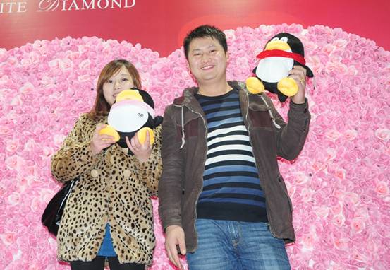 情人节泸州街头接吻大赛&nbsp;40对情侣现场秀幸福(图7)