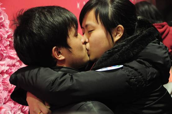 情人节泸州街头接吻大赛&nbsp;40对情侣现场秀幸福(图4)