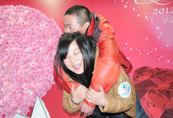 情人节泸州街头接吻大赛&nbsp;40对情侣现场秀幸福(图6)