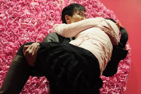 情人节泸州街头接吻大赛&nbsp;40对情侣现场秀幸福(图3)