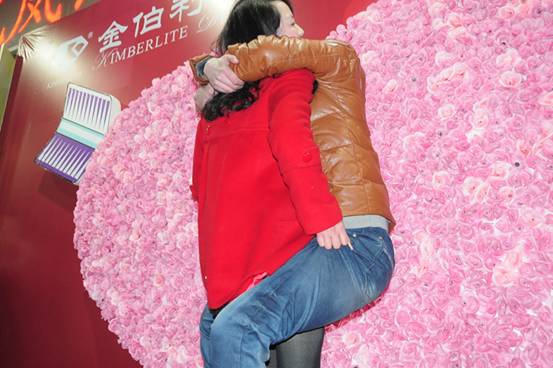 情人节泸州街头接吻大赛&nbsp;40对情侣现场秀幸福(图5)