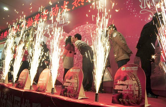 情人节泸州街头接吻大赛&nbsp;40对情侣现场秀幸福(图1)