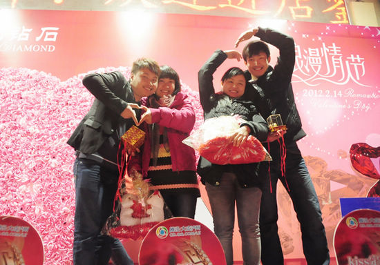 情人节泸州街头接吻大赛&nbsp;40对情侣现场秀幸福(图8)