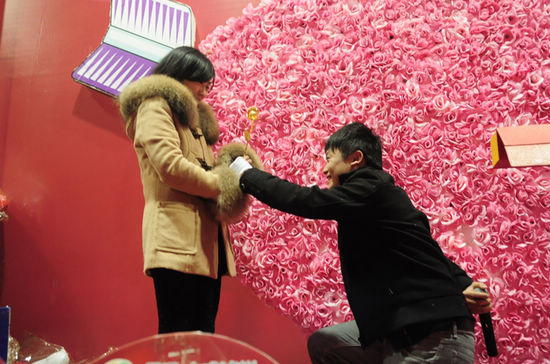 情人节泸州街头接吻大赛&nbsp;40对情侣现场秀幸福(图9)