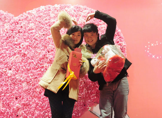 情人节泸州街头接吻大赛&nbsp;40对情侣现场秀幸福(图10)