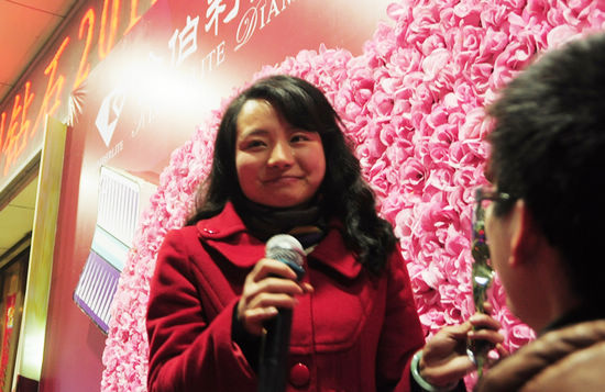 情人节泸州街头接吻大赛&nbsp;40对情侣现场秀幸福(图12)