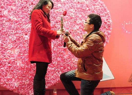 情人节泸州街头接吻大赛&nbsp;40对情侣现场秀幸福(图11)