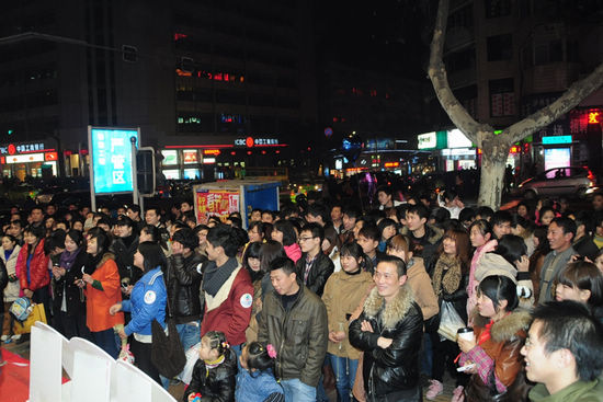 情人节泸州街头接吻大赛&nbsp;40对情侣现场秀幸福(图2)