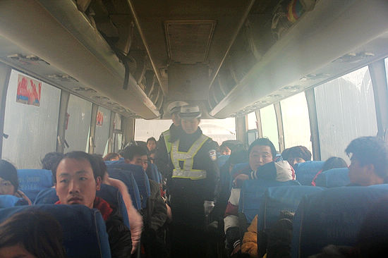 泸州机关民警上路执勤 力保节后春运安全畅通(图2) 泸州机关民警上路执勤 力保节后春运安全畅通(图2)