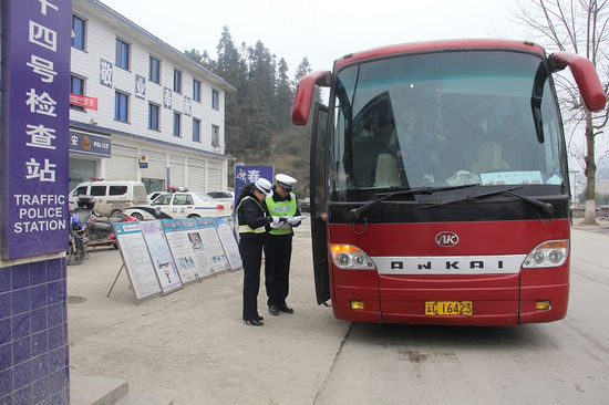 泸州机关民警上路执勤 力保节后春运安全畅通(图1) 泸州机关民警上路执勤 力保节后春运安全畅通(图1)