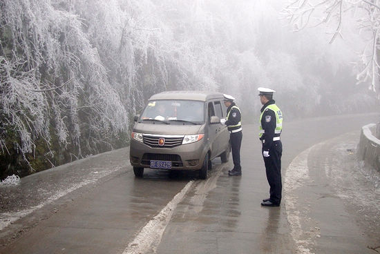 泸州机关民警上路执勤 力保节后春运安全畅通(图3) 泸州机关民警上路执勤 力保节后春运安全畅通(图3)