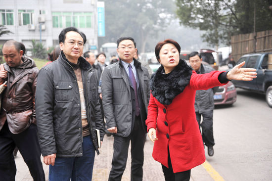 泸州市副市长马宗慧现场指导泸医附院拆迁工作(图1)