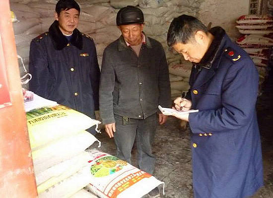 春耕在即 江阳工商开展农资市场专项检查(图1) 春耕在即 江阳工商开展农资市场专项检查(图1)