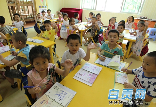 名额少价格高 自贡众多家长反映孩子上幼儿园困难(图1) 名额少价格高 自贡众多家长反映孩子上幼儿园困难(图1)