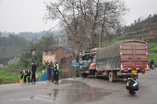 T形路口两货车剧烈相撞&nbsp;合江消防成功救出1名被困者(图3)