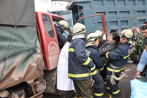 T形路口两货车剧烈相撞&nbsp;合江消防成功救出1名被困者(图1)