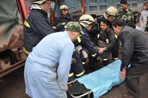 T形路口两货车剧烈相撞&nbsp;合江消防成功救出1名被困者(图2)