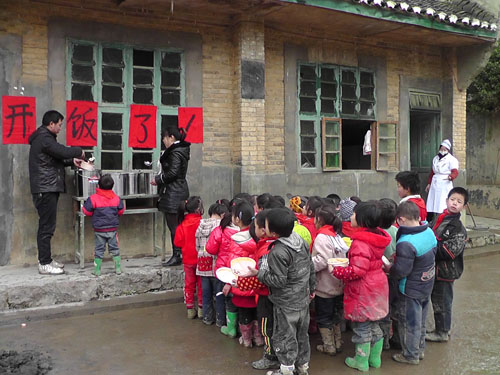 龙山镇为学生提供免费午餐