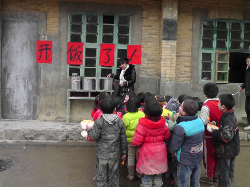 龙山镇为学生提供免费午餐(图1) 龙山镇为学生提供免费午餐(图1)