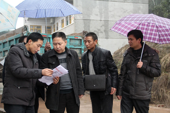 纳溪区副区长张明顺调研公路建设(图1)