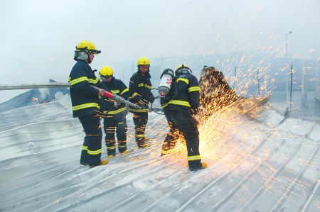 自贡一餐厅发生火灾&nbsp;消防两小时扑灭(图1)