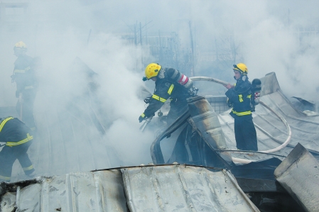 自贡一餐厅发生火灾&nbsp;消防两小时扑灭(图2)