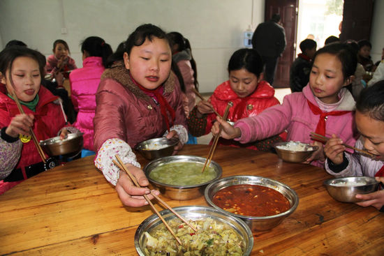 纳溪区：村小“午餐工程”乐学生(图3)