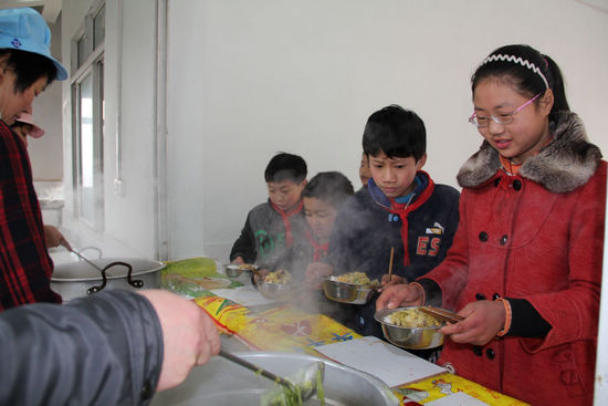纳溪区：村小“午餐工程”乐学生(图2)