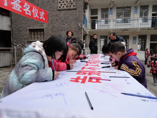 纳溪：行为习惯养成从娃娃抓起(图1)