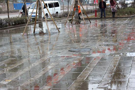 环卫洒水车为古蔺县城街道“洗澡”(图2)