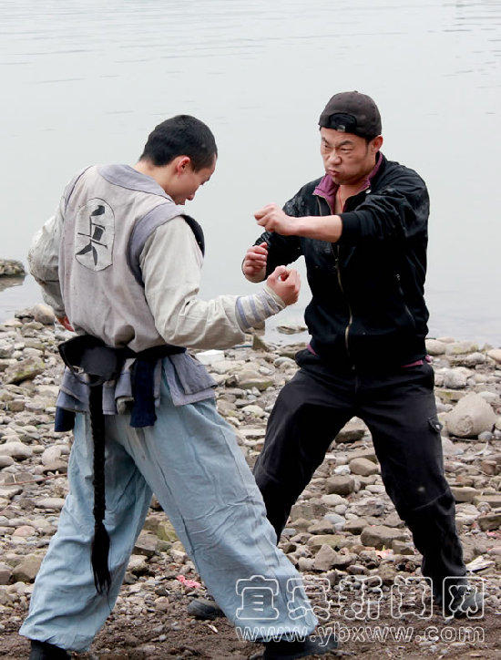 电视剧《热血码头》南溪开拍&nbsp;计春华当“袍哥”(图2)