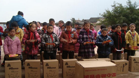 宜宾:“爱心助学包裹”传递温暖关怀(图1) 宜宾:“爱心助学包裹”传递温暖关怀(图1)