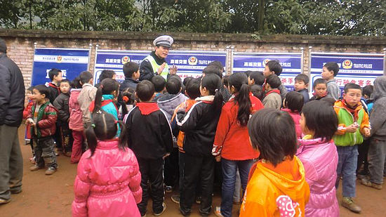 高速路交警送教到村小&nbsp;宜宾隆兴200师生受教育(图2)