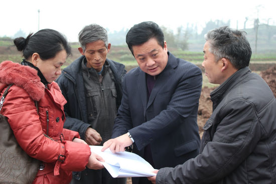 喻寺镇党政班子到贷河沟公路桥现场办公(图1)