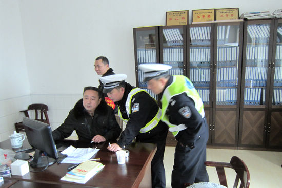 叙永交警深化护学工作&nbsp;筑牢高速交通安全(图1)