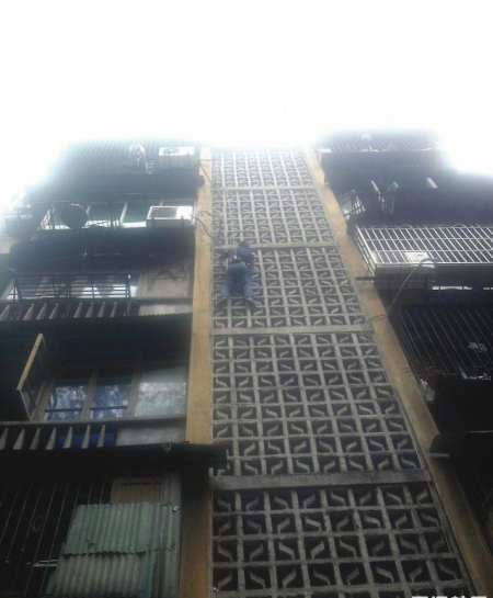 泸州“蜘蛛侠”&nbsp;徒手攀爬六楼救人(图1)