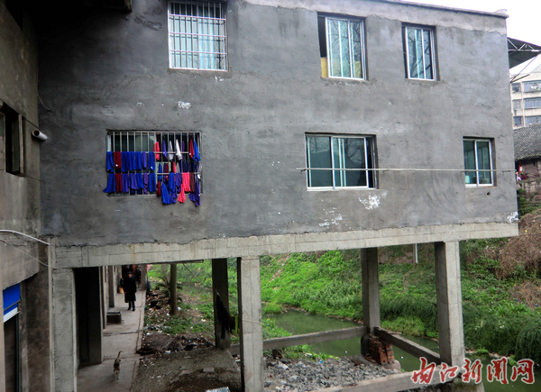 内江椑木惊现“空中楼阁”&nbsp;六根柱子撑起两层房(图1)